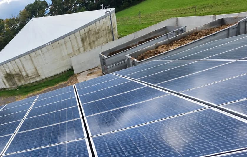 Dieselbe Photovoltaikanlage nach der Reinigung, Module wieder klar und tiefblau
